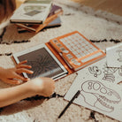 Dziecko rysuje na tablecie Kidydraw-mini zapasowym rysikiem KIDYPEN