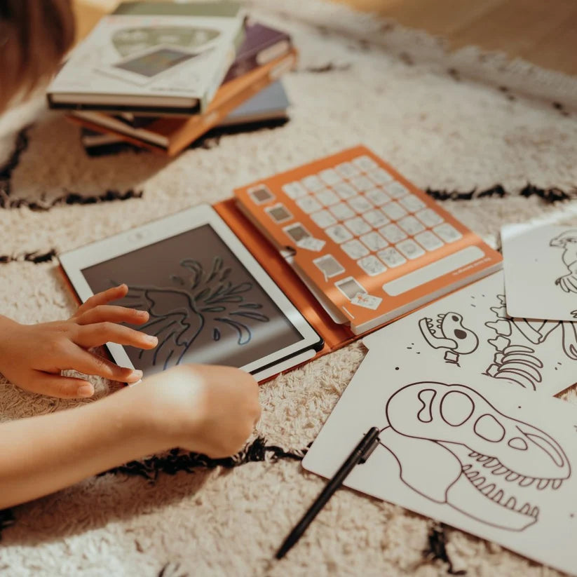 Dziecko rysuje na tablecie Kidydraw-mini zapasowym rysikiem KIDYPEN