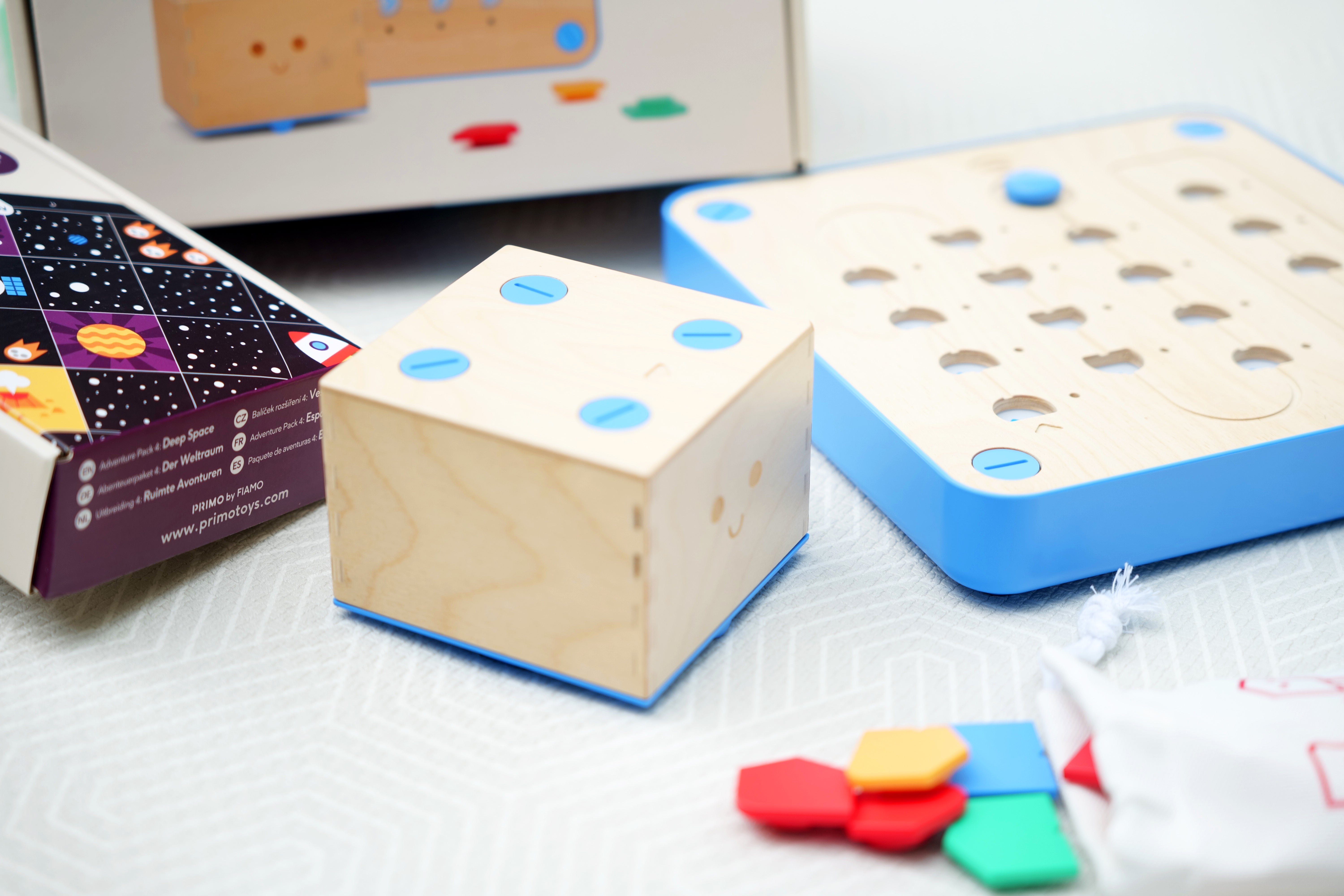 Cubetto – drewniany robot edukacyjny składający się z panelu kontrolnego i kolorowych klocków funkcyjnych do programowania. Służy do nauki programowania dla dzieci, wspiera rozwój umiejętności manualnych, logicznego myślenia i kodowania. Dla dzieci od 3 roku życia.