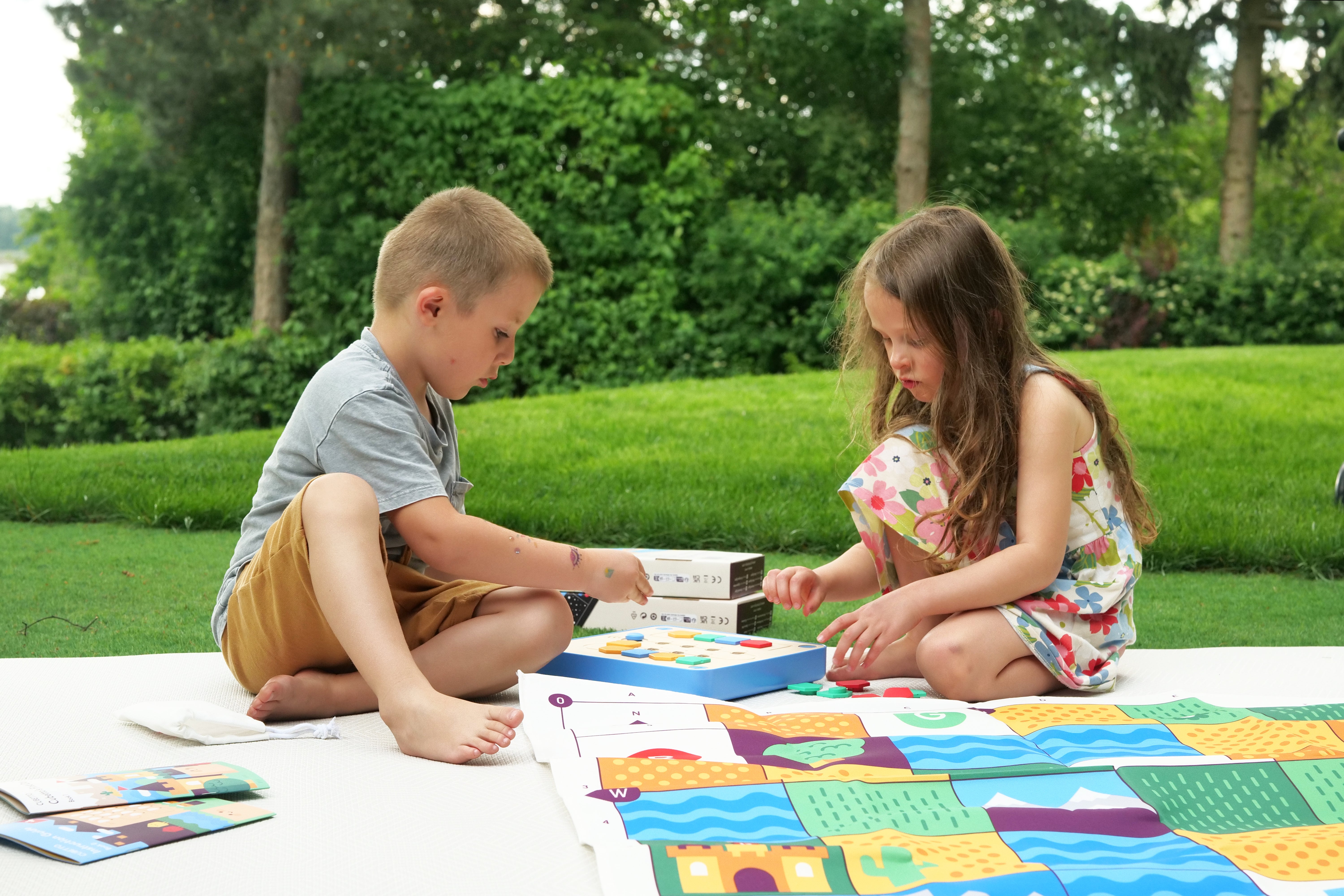 Cubetto – drewniany robot edukacyjny składający się z panelu kontrolnego i kolorowych klocków funkcyjnych do programowania. Służy do nauki programowania dla dzieci, wspiera rozwój umiejętności manualnych, logicznego myślenia i kodowania. Dla dzieci od 3 roku życia.