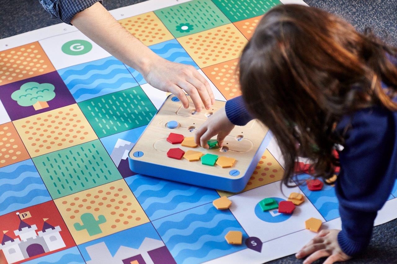 Cubetto – drewniany robot edukacyjny składający się z panelu kontrolnego i kolorowych klocków funkcyjnych do programowania. Służy do nauki programowania dla dzieci, wspiera rozwój umiejętności manualnych, logicznego myślenia i kodowania. Dla dzieci od 3 roku życia.