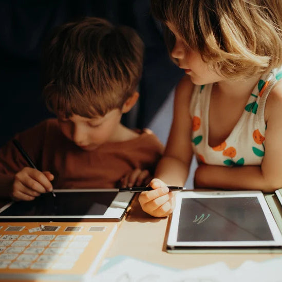 Dziecko rysuje na tablecie Kidydraw-mini zapasowym rysikiem KIDYPEN