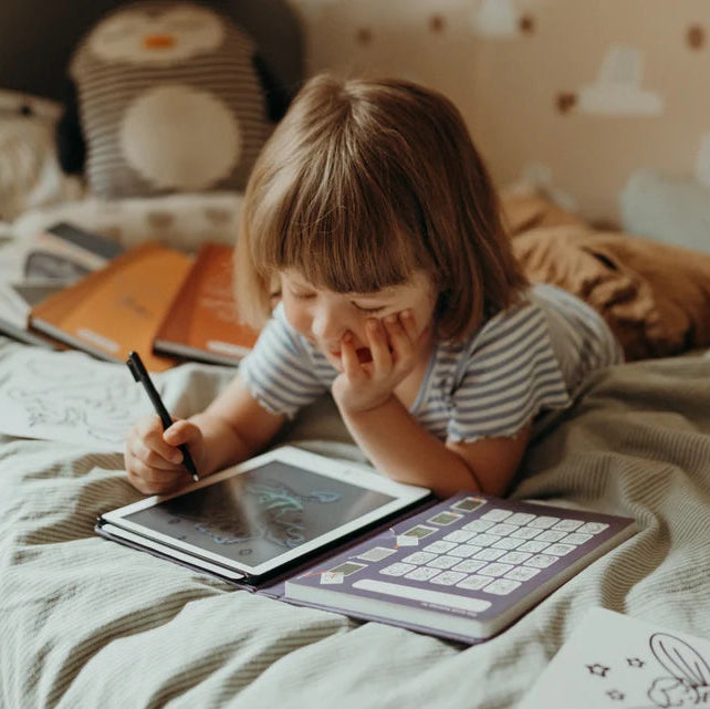 Dziecko rysuje na tablecie Kidydraw-mini zapasowym rysikiem KIDYPEN