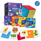 Pełen zestaw Kostka Aktywności Rozwojowa Mama zawierający jedną dużą, miękką kostkę oraz cztery kolorowe talie kart z zadaniami: Szalona zabawa, Mindfulness, Nauka przez zabawę i Matematyka przez zabawę.