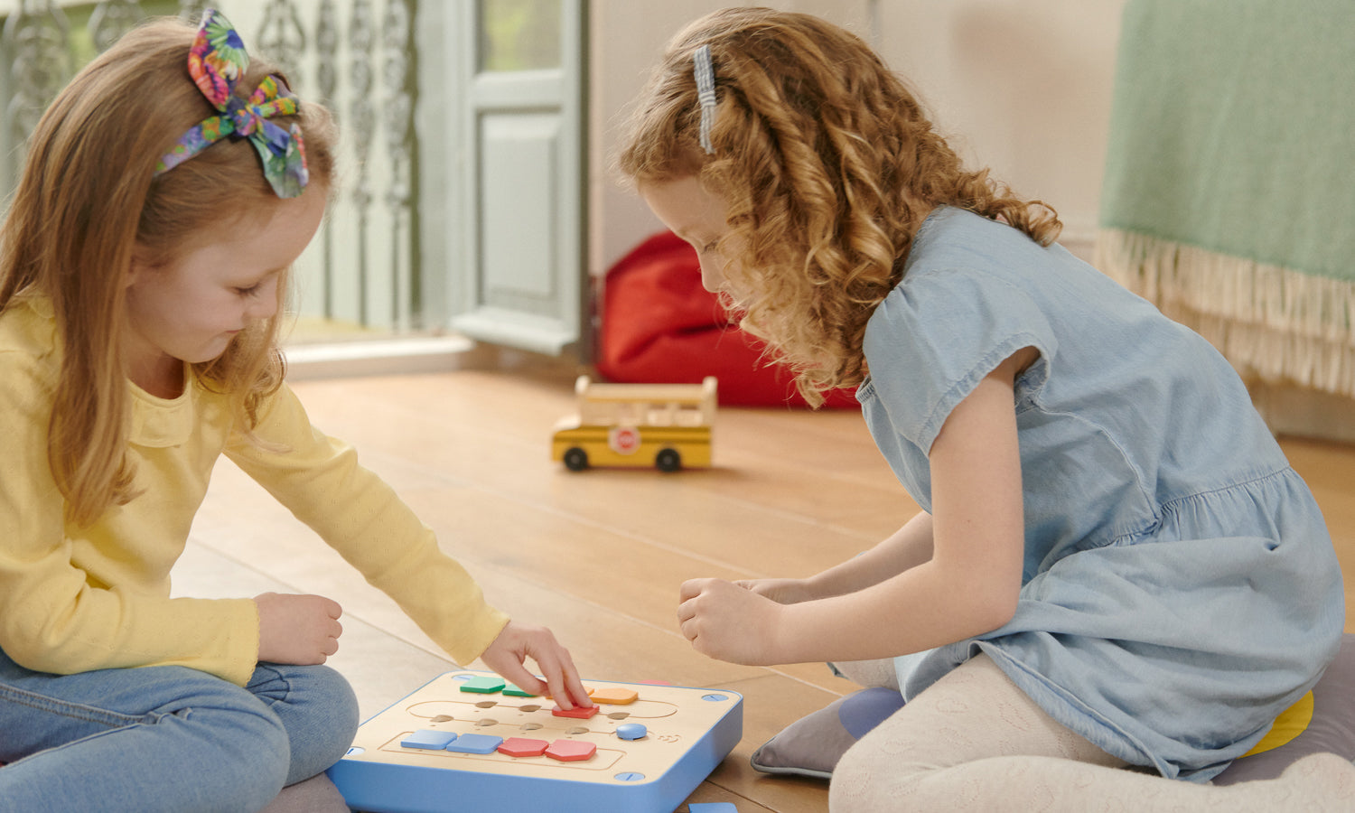 Cubetto – drewniany robot edukacyjny składający się z panelu kontrolnego i kolorowych klocków funkcyjnych do programowania. Służy do nauki programowania dla dzieci, wspiera rozwój umiejętności manualnych, logicznego myślenia i kodowania. Dla dzieci od 3 roku życia.