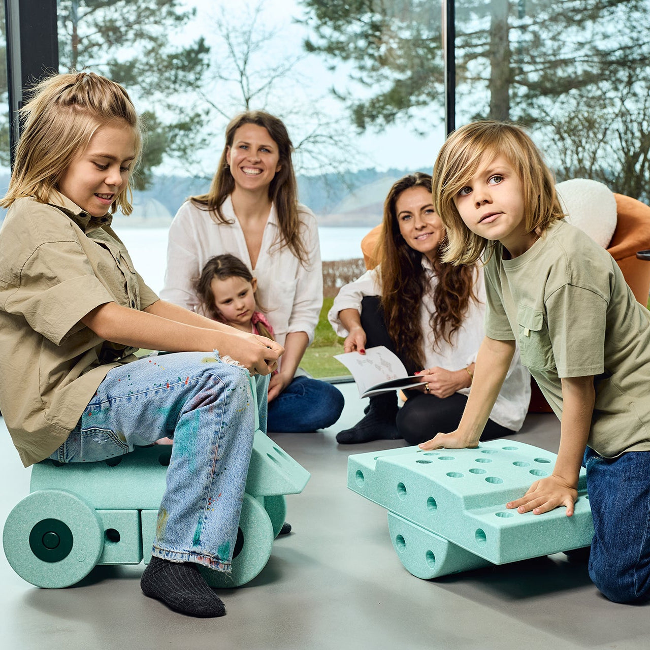 Zestaw MODU Dreamer set składa się z 34 elementów do budowania, w tym klocków, łączników, kółek oraz książeczki inspiracji, umożliwiający dzieciom tworzenie unikalnych, naturalnej wielkości zabawek, idealnych do wspólnej zabawy i rozwoju motoryki.