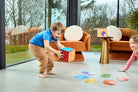 Na zdjęciu chłopiec i dziewczynka grający w grę "Kostka aktywności"