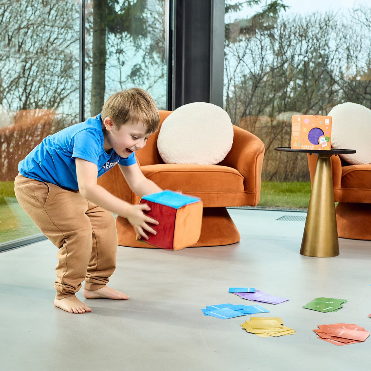 Na zdjęciu chłopiec i dziewczynka grający w grę "Kostka aktywności"