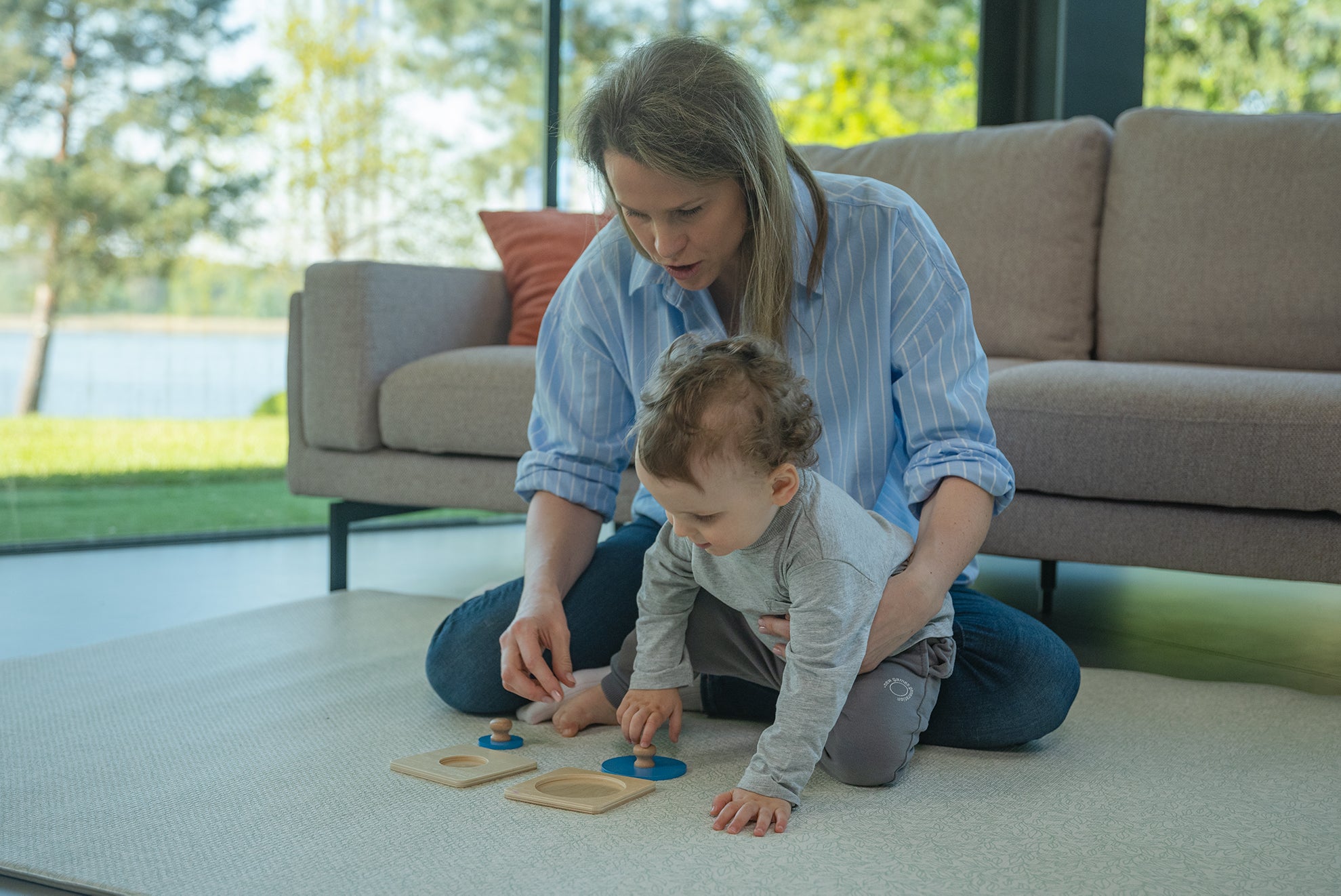 Idealne pierwsze puzzle dla maluszka. Zestaw zawiera drewniane pudełko, pokrywki z otworami oraz pasujące do nich różnorodne kształty. Geometryczne puzzle Montessori dla dzieci, wspierające rozwój koncentracji, rozwiązywania problemów i zdolności manualnych poprzez układanie kształtów i rozmiarów. 