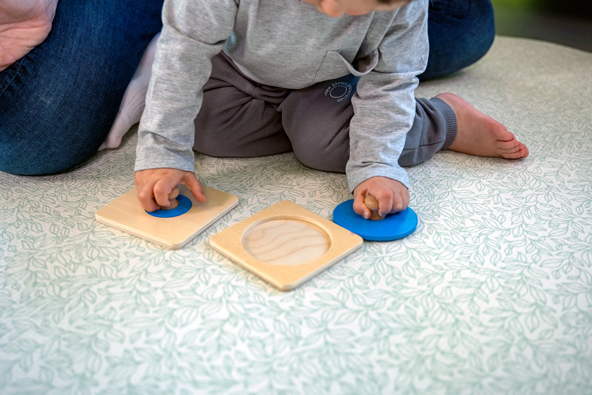 Pierwsze puzzle dla dziecka geometryczne Montessori. 