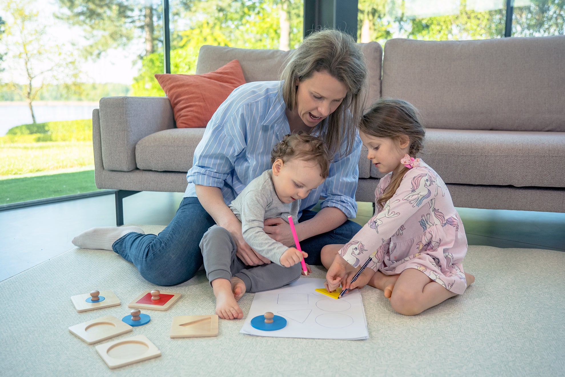 Pierwsze puzzle dla dziecka geometryczne Montessori. 