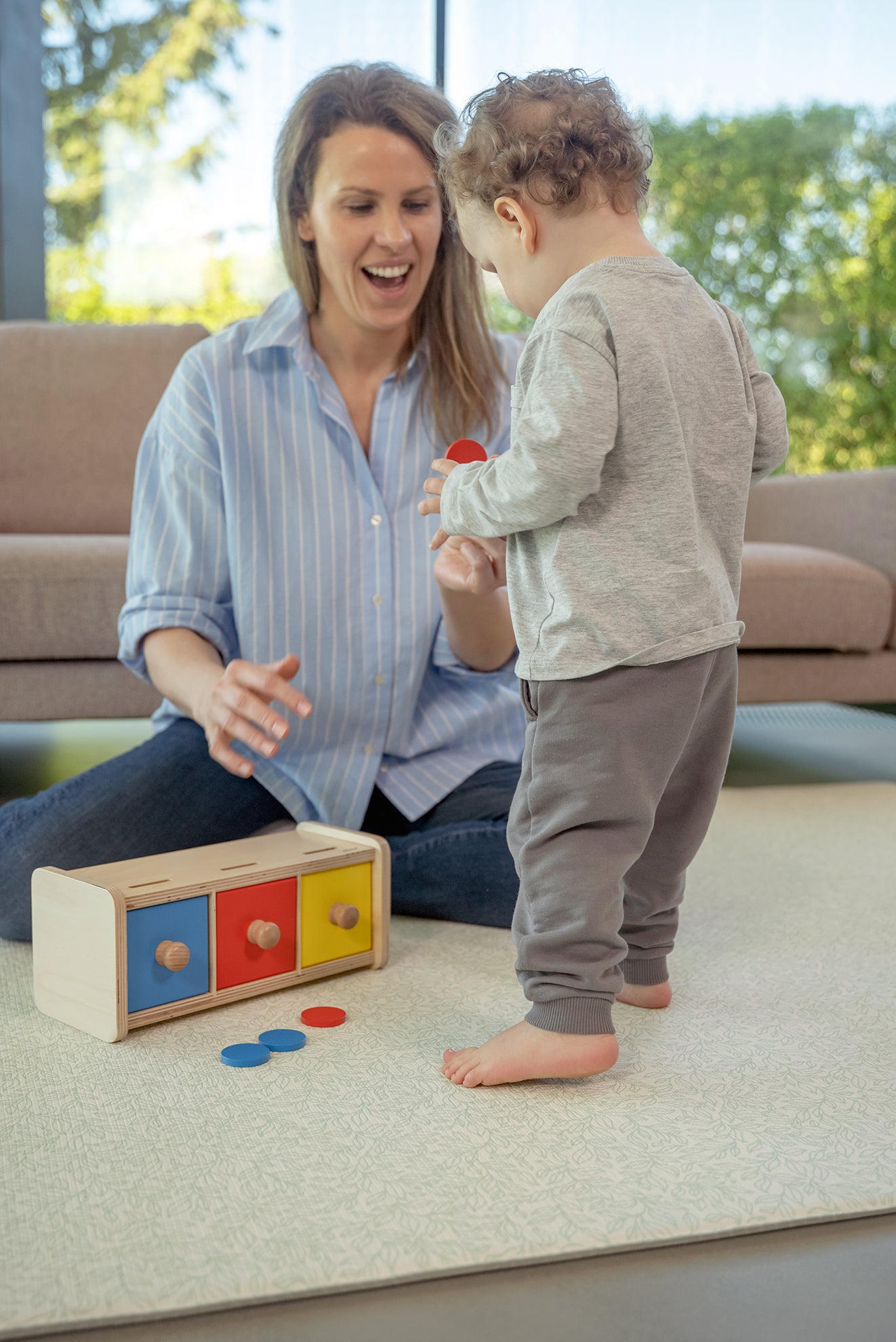 Sorter kolorów dla dzieci Montessori, wspierający rozwój umiejętności motorycznych, świadomości przestrzennej i pamięci poprzez dopasowywanie i sortowanie krążków według kolorów.