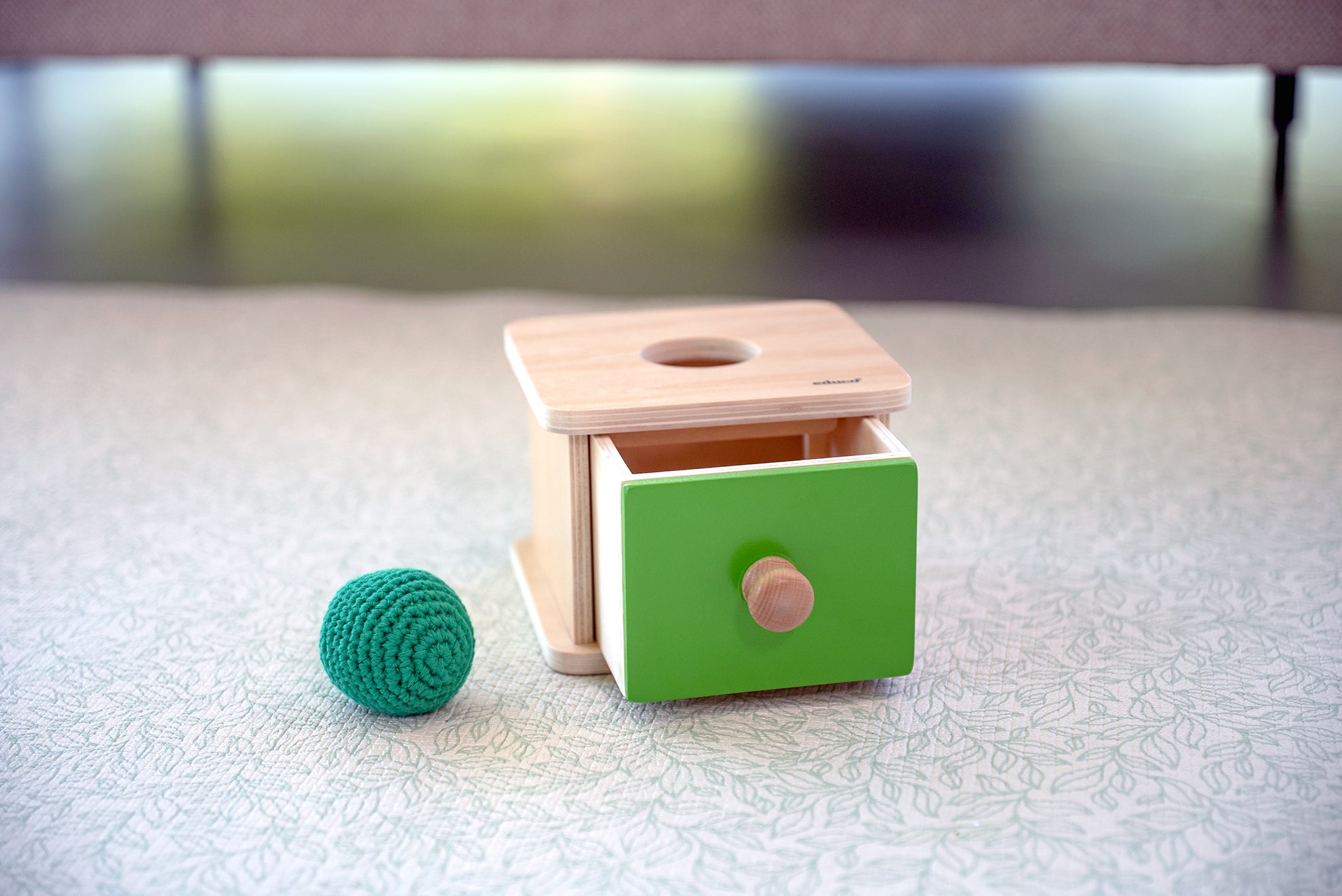 Drewniana zabawka Montessori z szufladką i miękką piłeczką to idealny produkt dla dzieci, który wspiera ich rozwój manualny i poznawczy. Dzieci wrzucają piłeczkę do otworu, a następnie znajdują ją w szufladce.