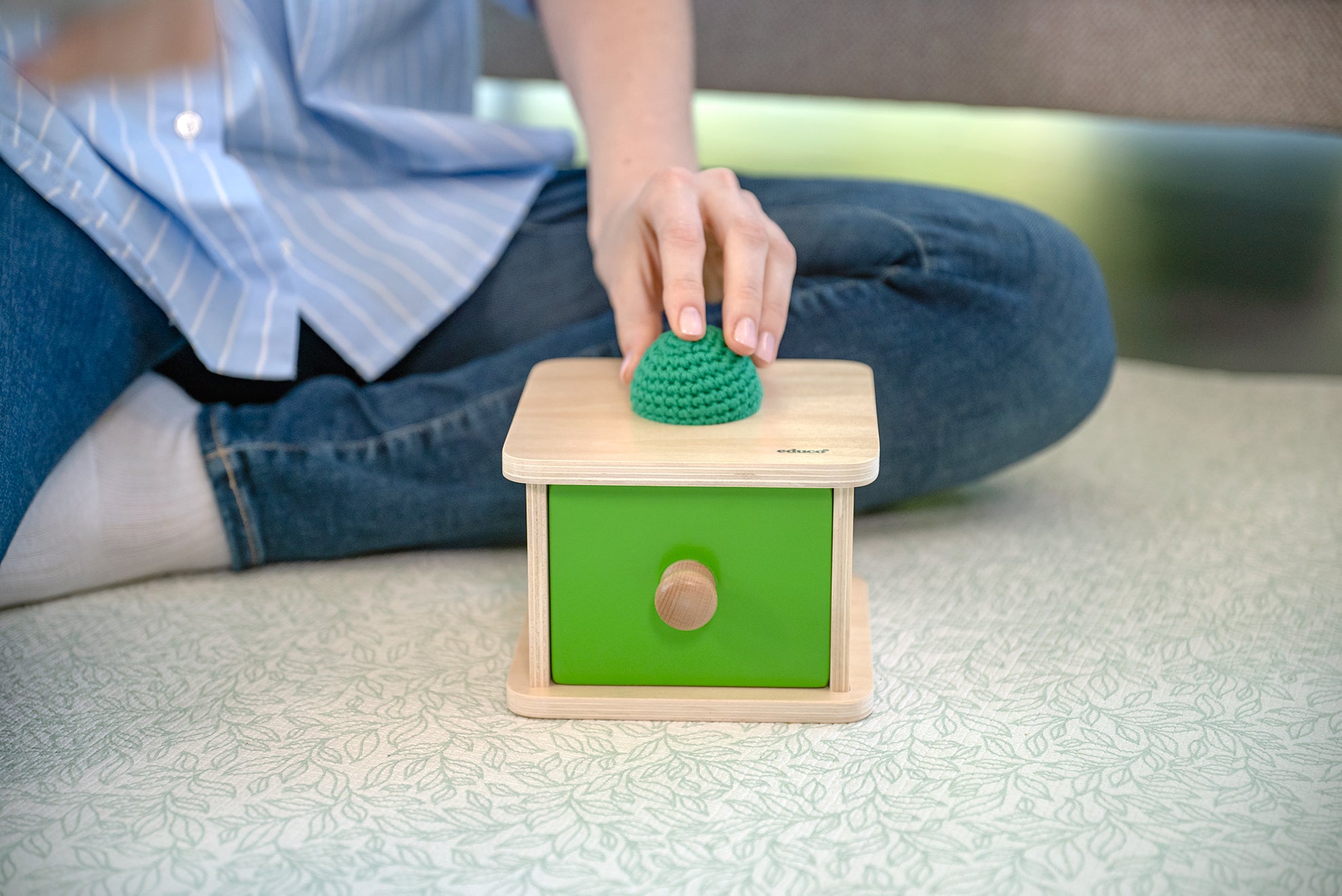 Drewniana zabawka Montessori z szufladką i miękką piłeczką to idealny produkt dla dzieci, który wspiera ich rozwój manualny i poznawczy. Dzieci wrzucają piłeczkę do otworu, a następnie znajdują ją w szufladce.