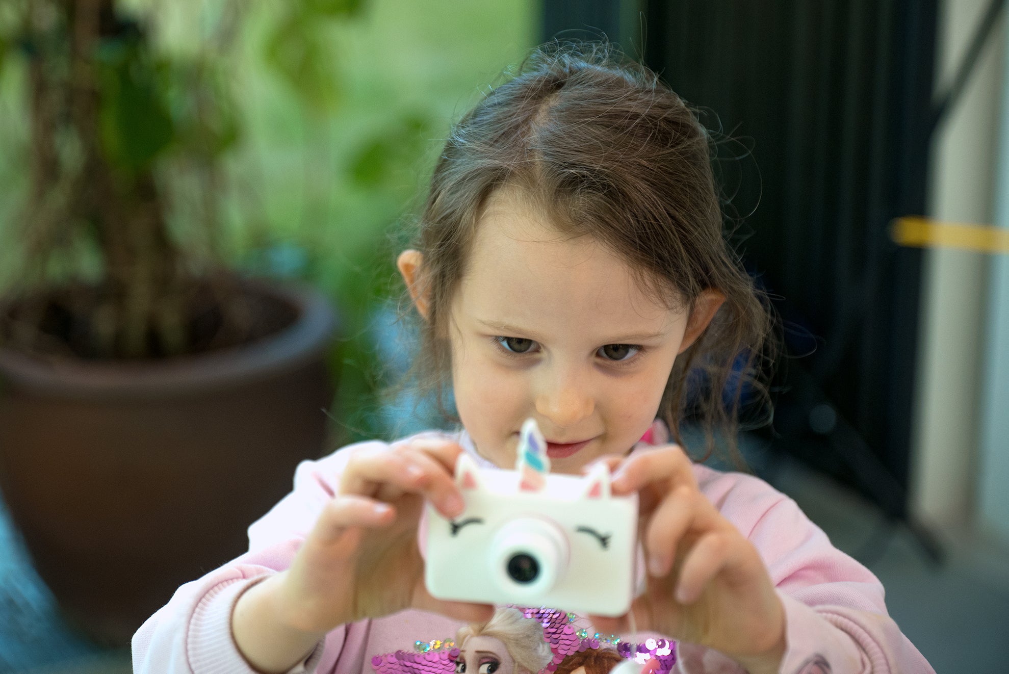Aparat fotograficzny Zoo Friends dla dzieci, wykonany z ekologicznych materiałów, z 24-megapikselowym obiektywem i funkcją nagrywania wideo. Lekki, łatwy w obsłudze z kolorowym silikonowym pokrowcem, idealny dla dzieci od 2 do 10 lat. W zestawie karta pamięci 32 GB, pozwalająca na zapisanie do 8000 zdjęć oraz 20 zabawnych filtrów i naklejek do personalizacji zdjęć. 