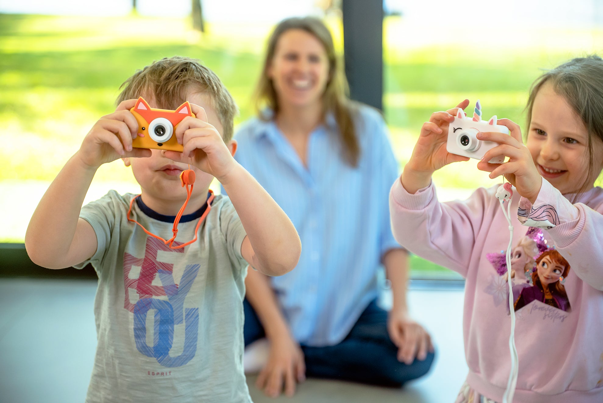 Dzieci z aparatami fotograficznymi Zoo Friends