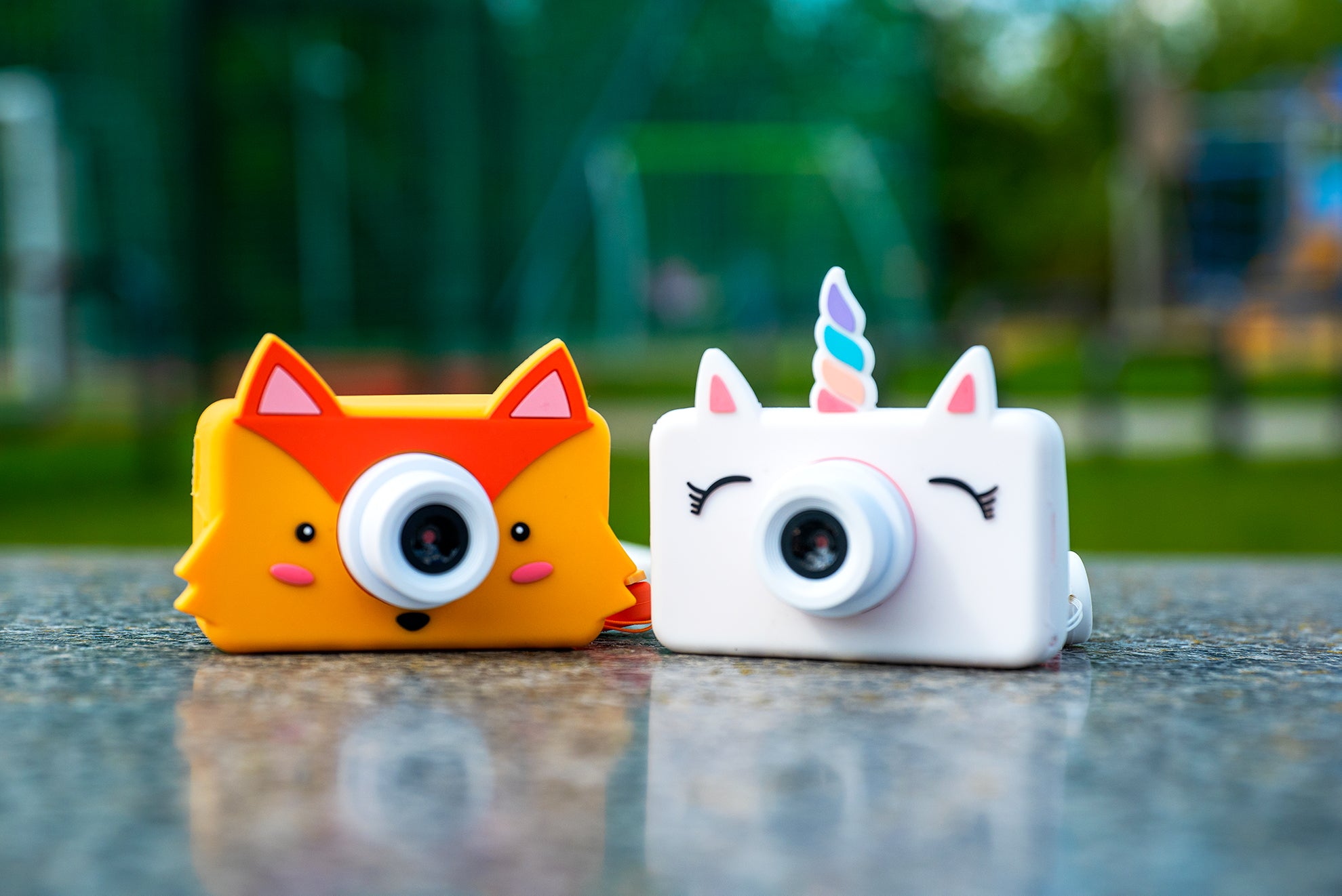 Aparat fotograficzny Zoo Friends dla dzieci, wykonany z ekologicznych materiałów, z 24-megapikselowym obiektywem i funkcją nagrywania wideo. Lekki, łatwy w obsłudze z kolorowym silikonowym pokrowcem, idealny dla dzieci od 2 do 10 lat. W zestawie karta pamięci 32 GB, pozwalająca na zapisanie do 8000 zdjęć oraz 20 zabawnych filtrów i naklejek do personalizacji zdjęć. 