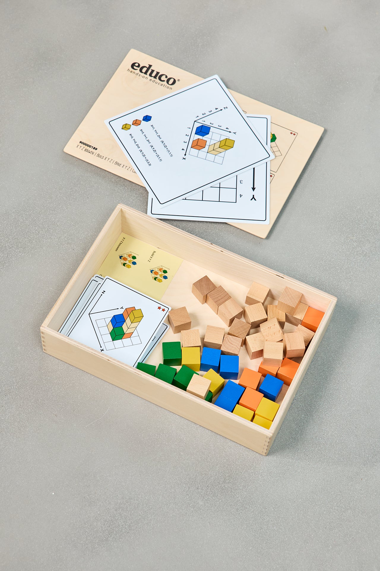 BUILD XYZ Montessori Educo – gra matematyczna z kolorowymi klockami i kartami zadań, budowanie konstrukcji 2D i 3D