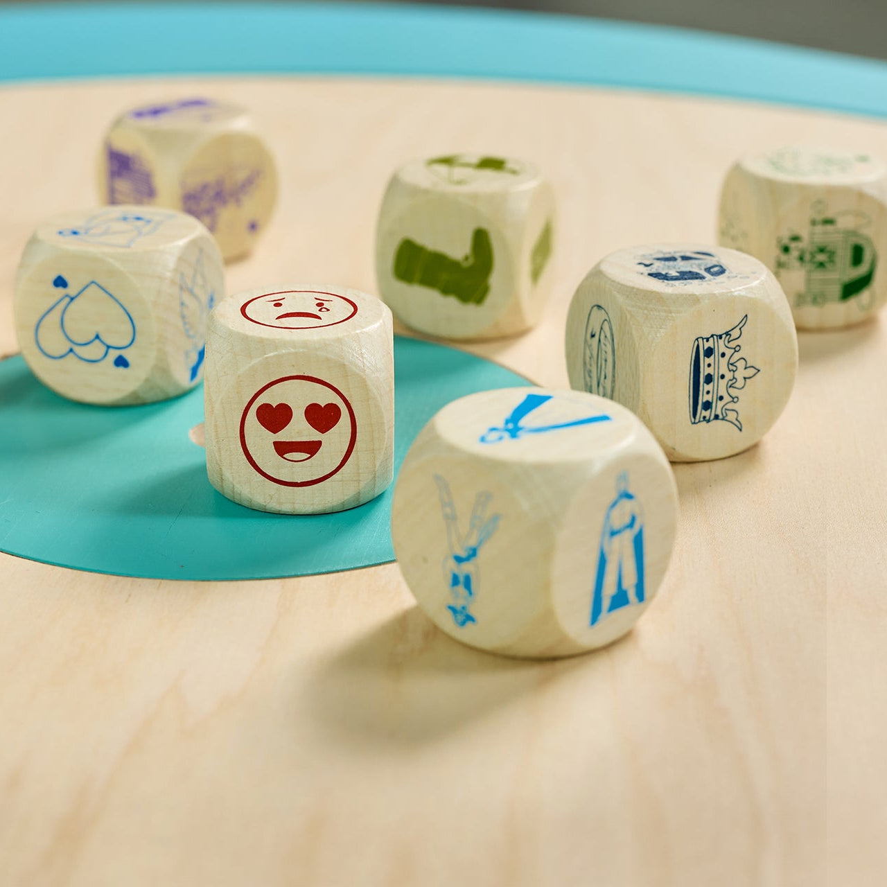 Wszystkie 9 kości narracyjnych Wasze Historie z widocznymi 54 grawerowanymi ilustracjami bajkowych postaci i scen