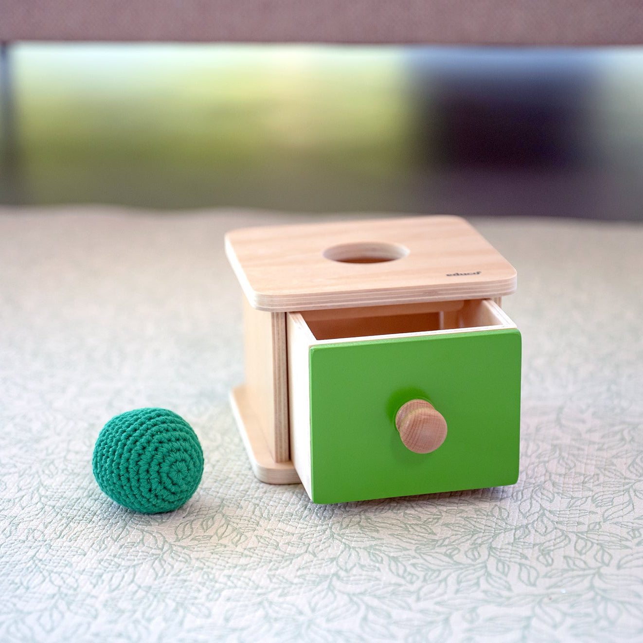 Drewniane pudełko Montessori z miękką piłeczką i szufladką Educo – zabawka sensoryczna rozwijająca chwyt i koordynację