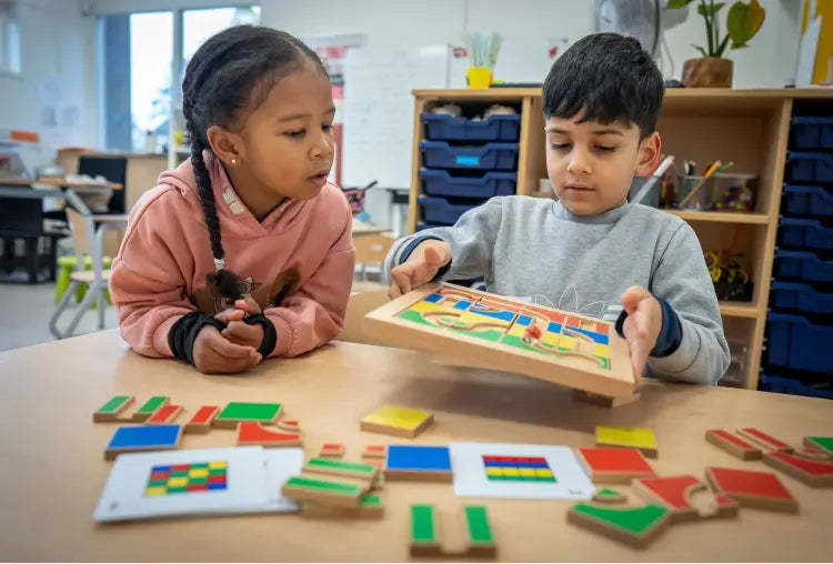 Dzieci grają w Color Code – gra logiczna kodowania Educo, wspólna zabawa ucząca sekwencji i myślenia algorytmicznego