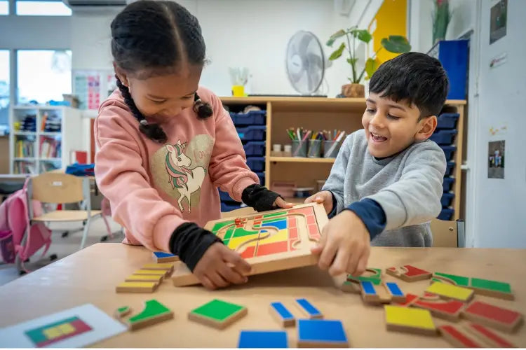 Dzieci uczą się kodowania z Color Code Educo – ćwiczenia logiczne z kolorowymi elementami i kartami zadań