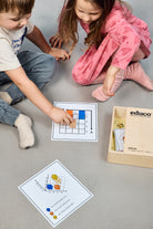 Dziecko buduje konstrukcję 3D z klocków BUILD XYZ Montessori Educo – trening myślenia matematycznego i przestrzennego