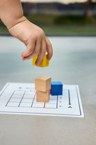 Budowanie przestrzenne BUILD XYZ Montessori – dziecko układa kolorowe klocki Educo według karty z zadaniem 3D