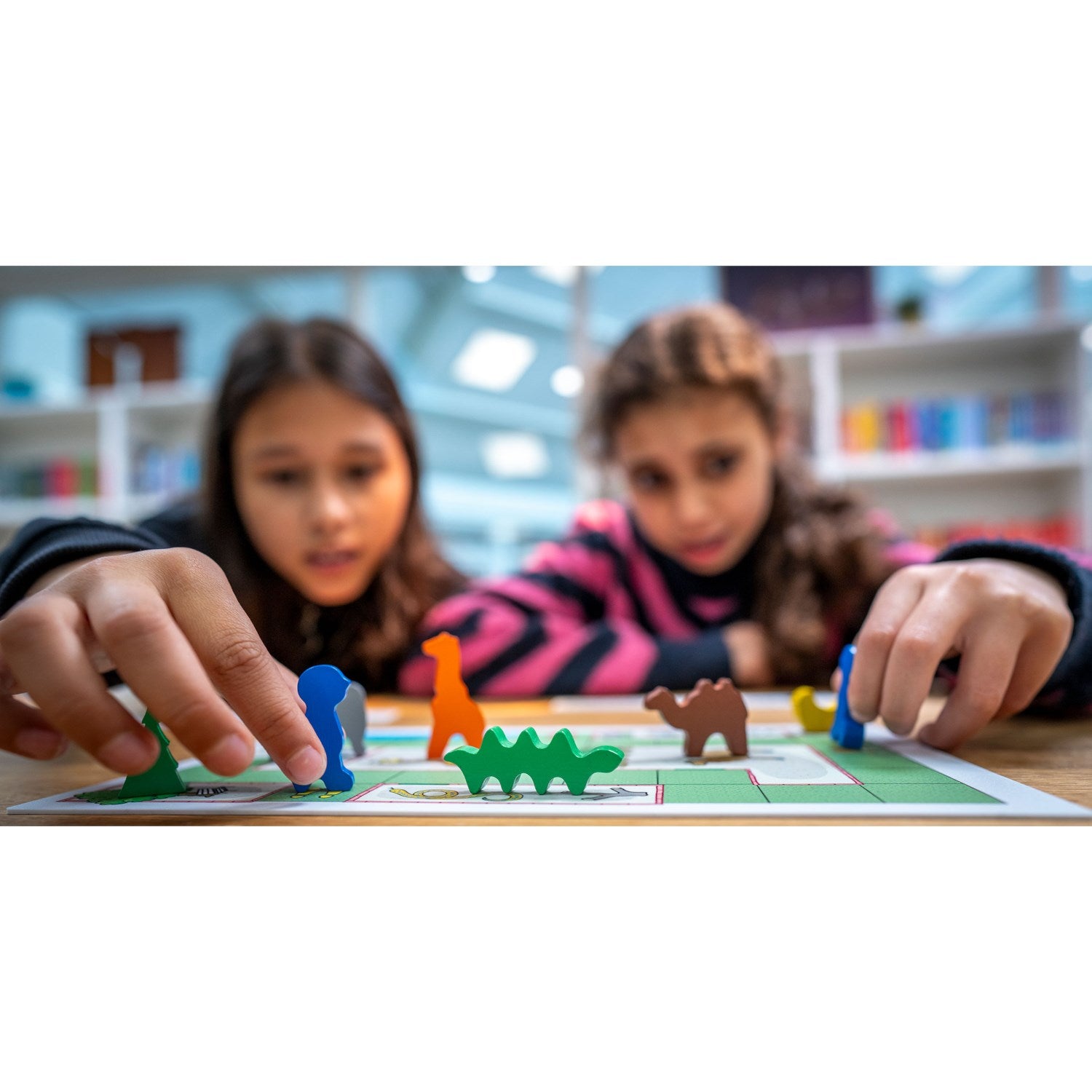 Elementy Coding Zoo Educo – drewniane figurki zwierząt, plastikowe plansze zoo, karty strzałek i karty zadań z weryfikacją