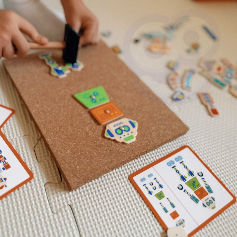 Elementy przybijanki Roboty VIGA – kolorowe części robotów, pinezki i młoteczek do przybijania na korkowej tablicy