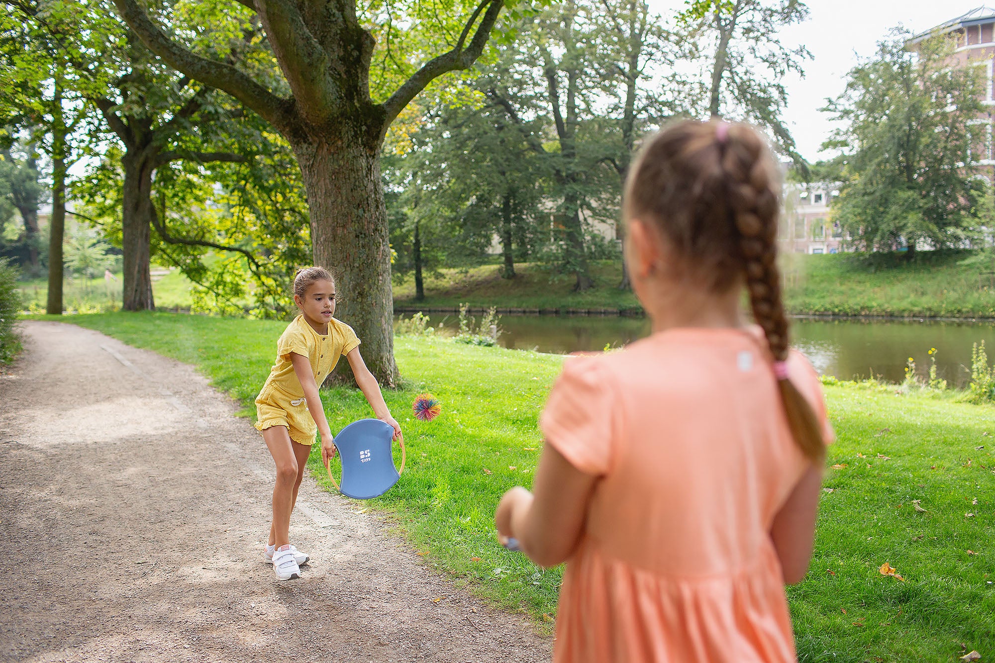 Zestaw rakietek z bambusa z miękką, włochatą piłką – gra zręcznościowa BS Toys dla dzieci od 4 lat, wspierająca aktywność fizyczną i koordynację ruchową.