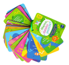 Rozłożona talia 68 kolorowych kart z pytaniami i zabawami spięta plastikową śrubą, ułatwiającą grę w samochodzie lub samolocie.