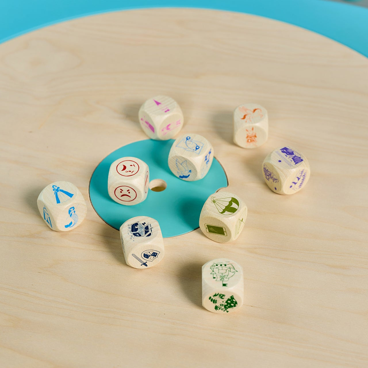 Kości fabularne Wasze Historie rozłożone – widok na 54 grawerowane ilustracje postaci, miejsc i przedmiotów na 9 kostkach