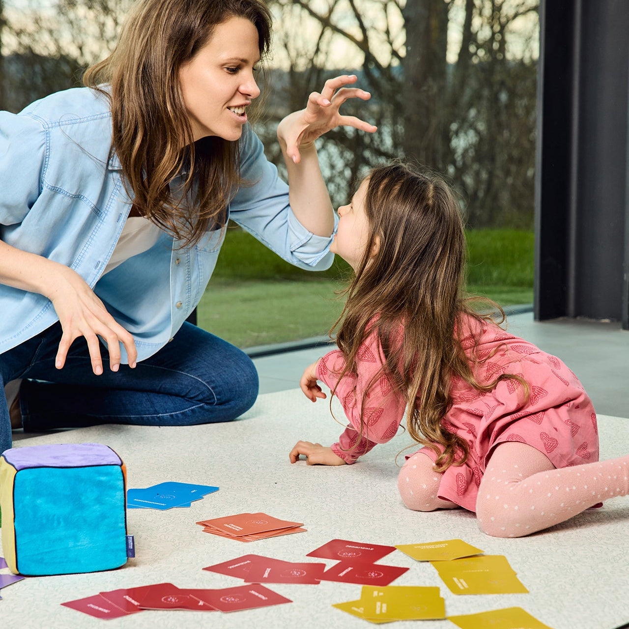 Mama i córka grające w karty mindfulness do Kostki Aktywności – wspólna zabawa rozwijająca uważność i inteligencję emocjonalną