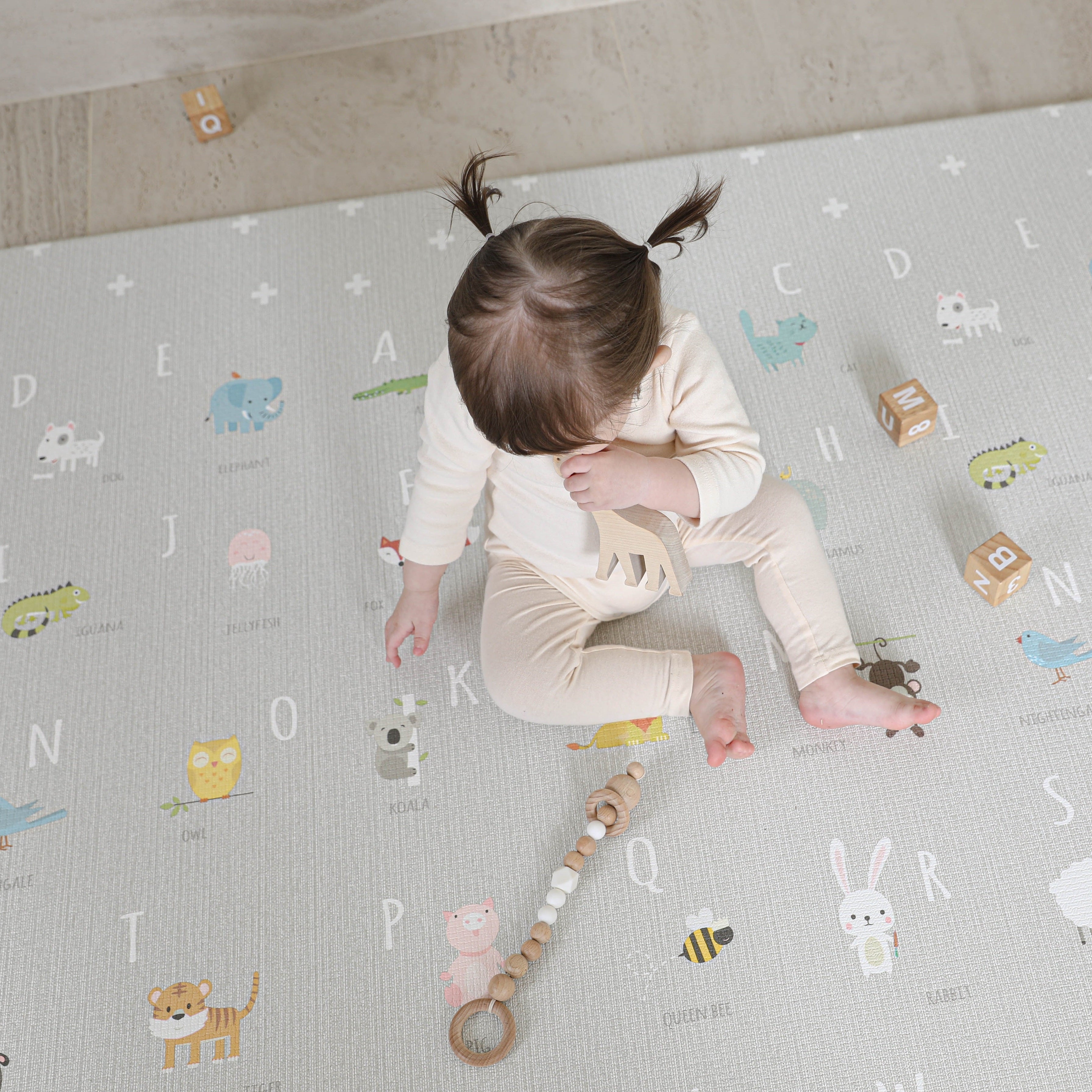 Faktura maty Dwinguler Soft Animals M – miękka pianka premium, antypoślizgowa powierzchnia, bezpieczna dla niemowląt