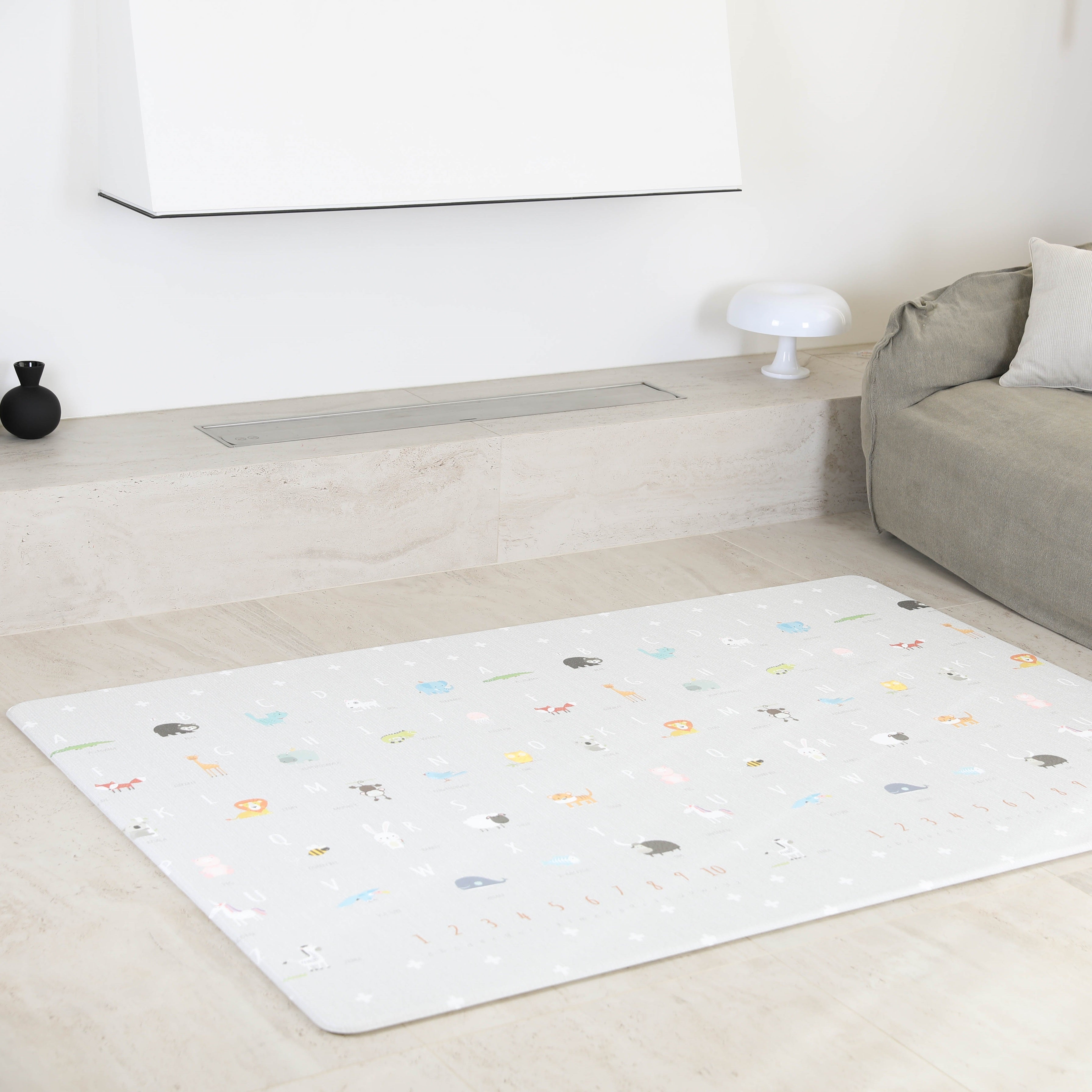 Dziecko siedzące na macie Dwinguler Soft Animals M – gruba pianka 12 mm, wzór zwierzątek, idealna dla niemowląt