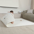 Niemowlę bawiące się na macie Dwinguler Soft Animals M – antyalergiczna, antybakteryjna, łatwa w czyszczeniu