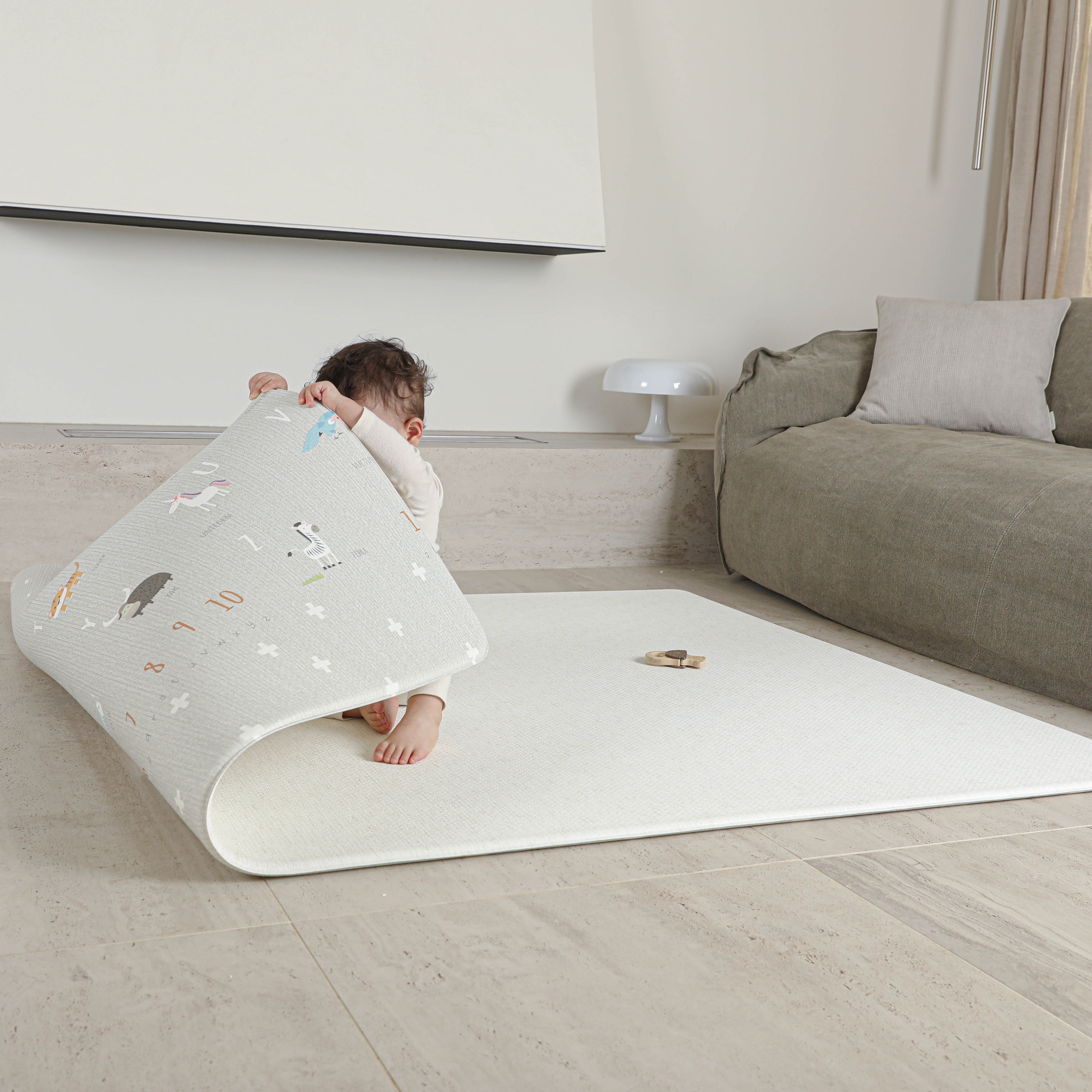 Niemowlę bawiące się na macie Dwinguler Soft Animals M – antyalergiczna, antybakteryjna, łatwa w czyszczeniu