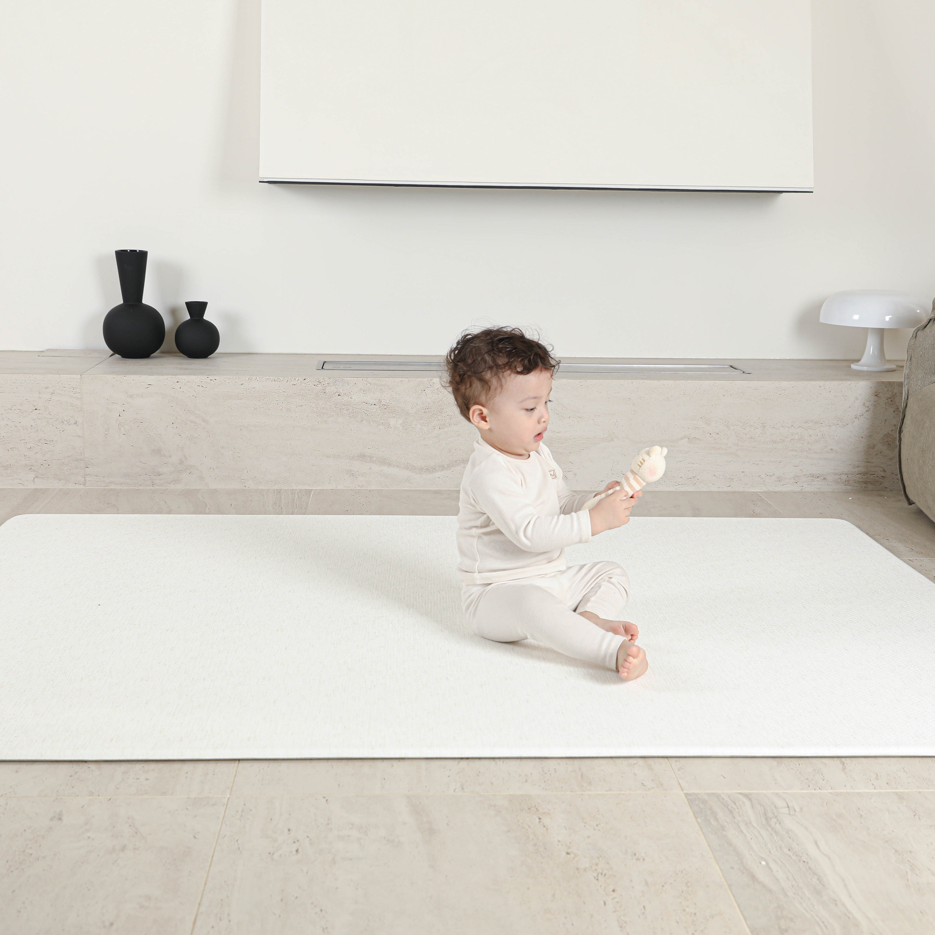 Dziecko siedzące na macie Dwinguler Soft Animals M – gruba pianka 12 mm, wzór zwierzątek, idealna dla niemowląt