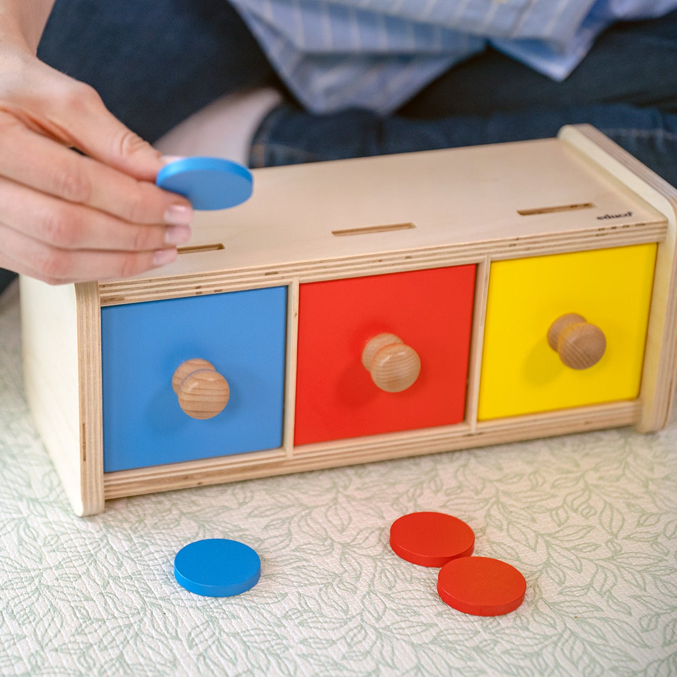 Nauka kolorów przez sortowanie – maluch dopasowuje krążki do szufladek sortera Montessori Educo, rozwój motoryki i pamięci