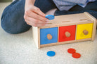 Nauka kolorów przez sortowanie – maluch dopasowuje krążki do szufladek sortera Montessori Educo, rozwój motoryki i pamięci