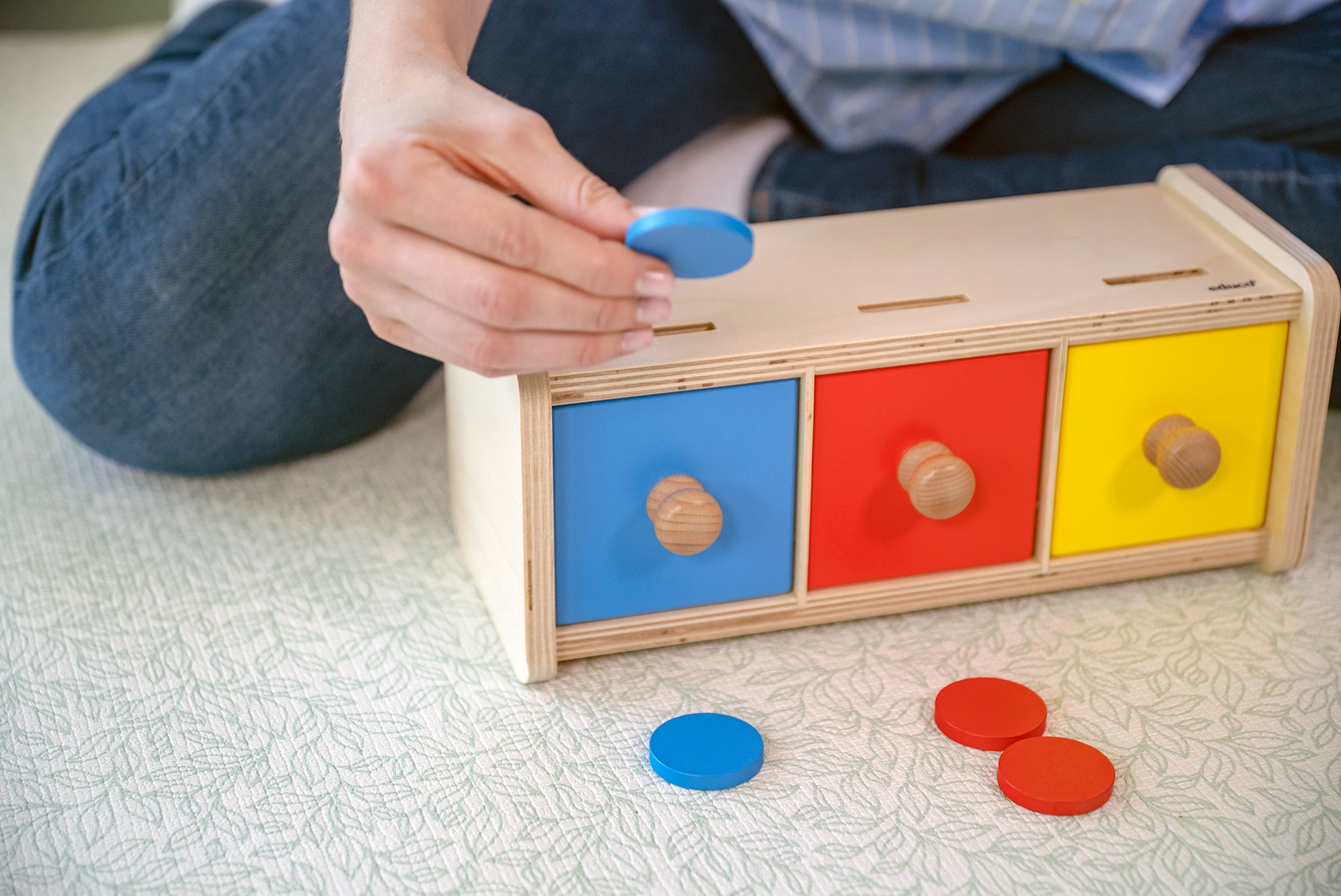Nauka kolorów przez sortowanie – maluch dopasowuje krążki do szufladek sortera Montessori Educo, rozwój motoryki i pamięci