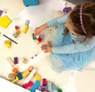 Nauka liczenia z kartami matematycznymi i klockami – dziecko wykonuje zadanie z karty Matematyka przez Zabawę