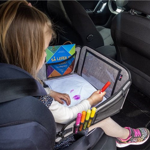 Baby Dan - Podróżna Tacka do zabawy dla dzieci-Podróżna tacka BabyDan jest przeznaczona do siedzenia na tylnym siedzeniu samochodu, ale można używać jej w wózku, autobusie, pociągu, samolocie, promie lub nawet w domu na kanapie.