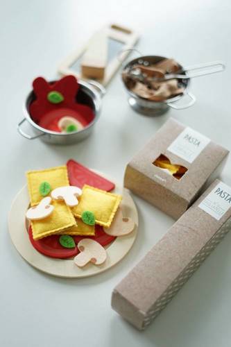 Filcowy zestaw makaronów i akcesoria kuchenne – zabawka do gotowania dla dzieci od Janod, 58 elementów, makaron farfalle, tagliatelle, parmezan, garnek