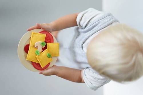 Filcowy zestaw makaronów i akcesoria kuchenne – zabawka do gotowania dla dzieci od Janod, 58 elementów, makaron farfalle, tagliatelle, parmezan, garnek