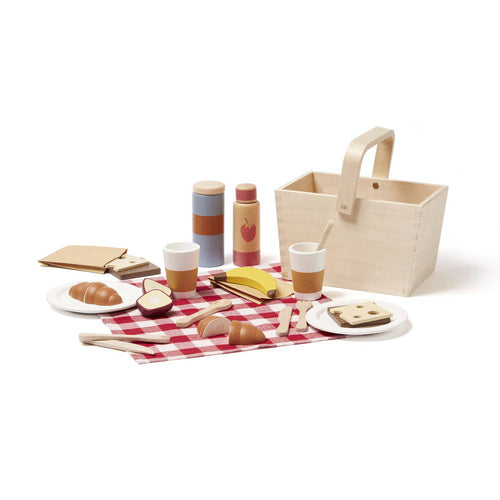 Zestaw piknikowy dla dzieci z serii Kid's Concept KID'S HUB, zawierający koszyk piknikowy, dwie kromki chleba żytniego, dwa plastry sera, papierowe torby na kanapki, banana, dwa croissanty, jabłko, dwa talerze, dwa kubki, sztućce, termos i butelkę lemoniady. Realistyczne i starannie wykonane elementy, wykonane z wysokiej jakości materiałów, wspierają kreatywną zabawę, rozwijając umiejętności społeczne i manualne dziecka. Zestaw odpowiedni dla dzieci powyżej trzeciego roku życia. 