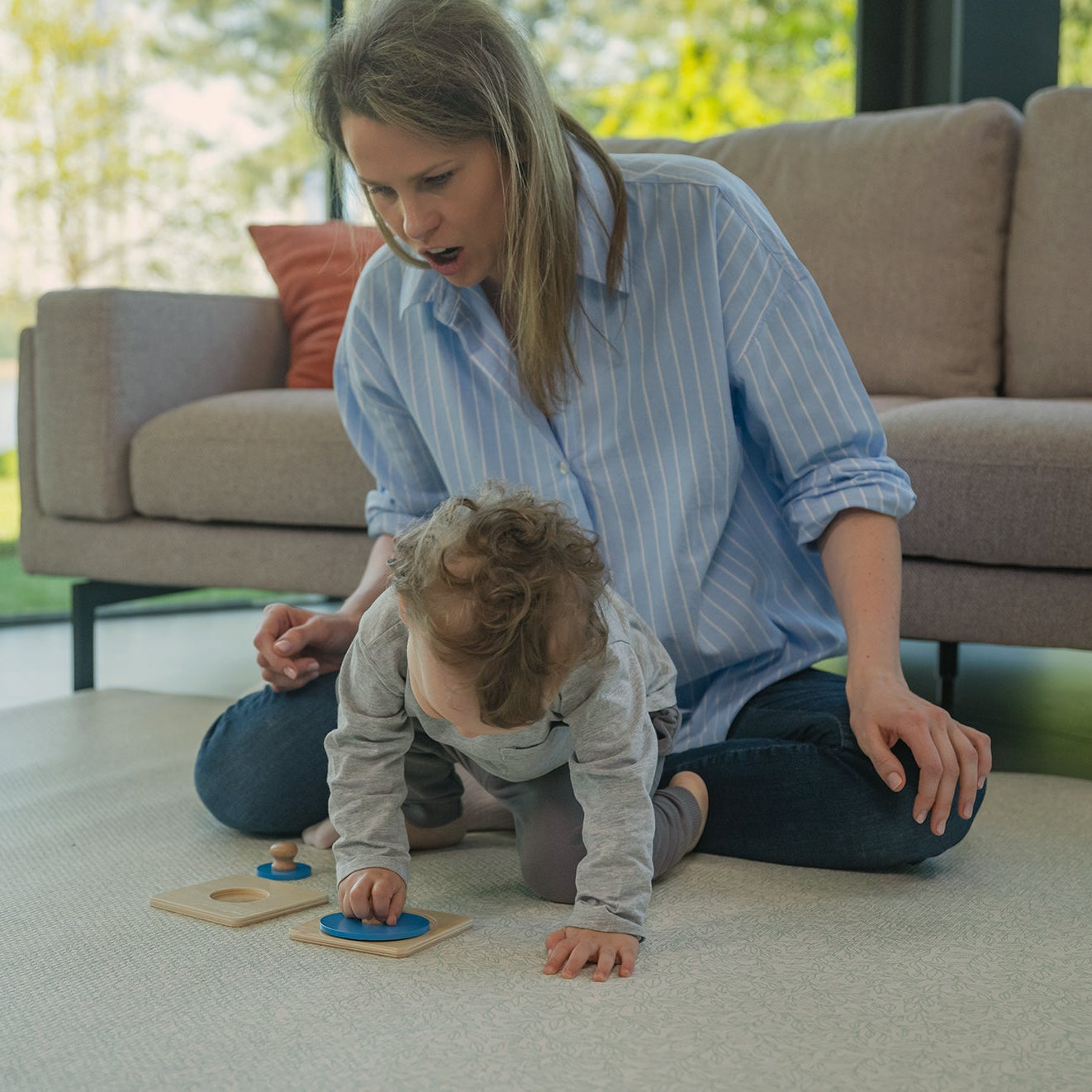 Educo puzzle kształty Montessori – dziecko układa drewniane figury geometryczne, rozwijając koncentrację i precyzję