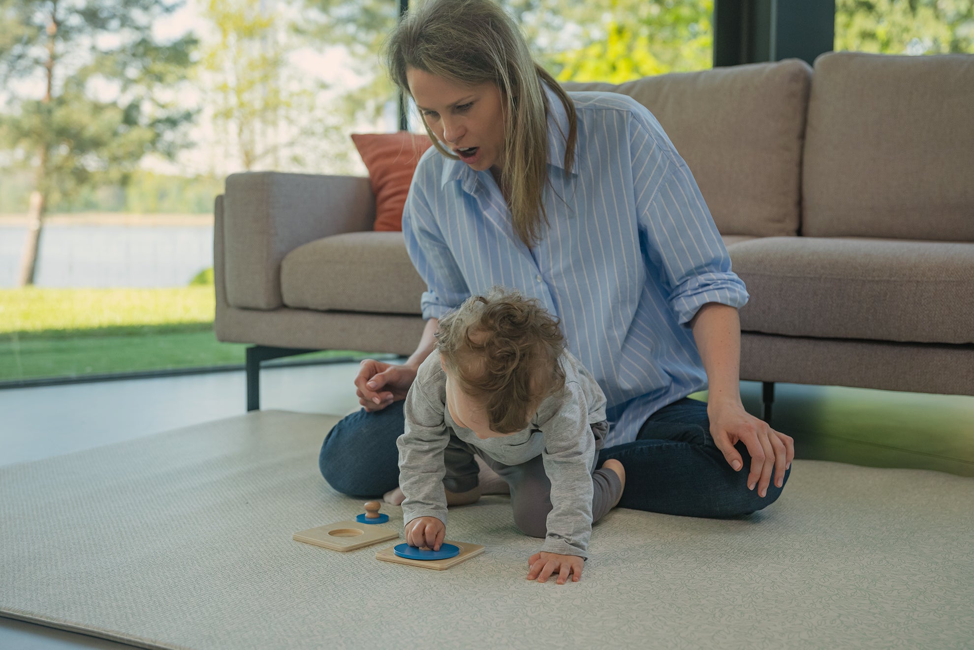 Educo puzzle kształty Montessori – dziecko układa drewniane figury geometryczne, rozwijając koncentrację i precyzję