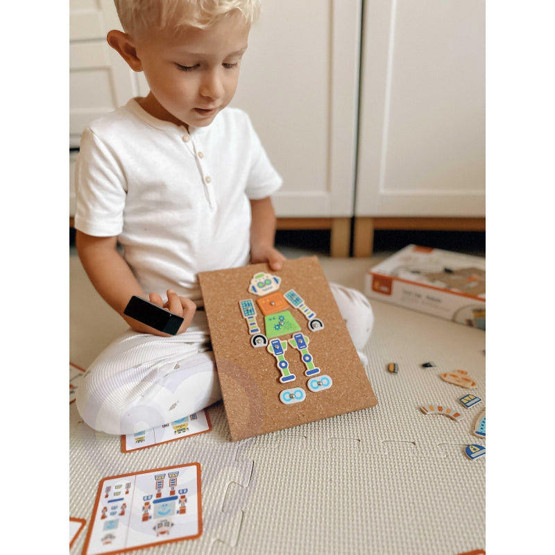 Robot na tablicy korkowej – gotowy efekt zabawy przybijanką VIGA Montessori, kolorowe elementy przybite młoteczkiem